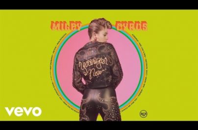 Η Miley Cyrus θυσιάζει την καρδιά της στο καινούριο τραγούδι «Week Without You»