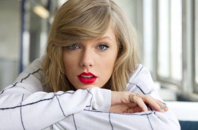 «Το δράμα της Taylor»: Η Taylor Swift διακωμωδεί τα μέσα ενημέρωσης και μας αρέσει