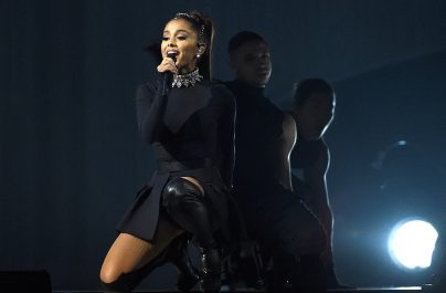 Η Ariana Grande δίνει γεύση από ένα ακυκλοφόρητο τραγούδι