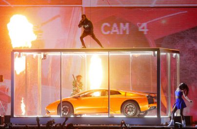 Ο Kendrick Lamar έσπασε μία πανάκριβη Lamborghini επάνω στη σκηνή