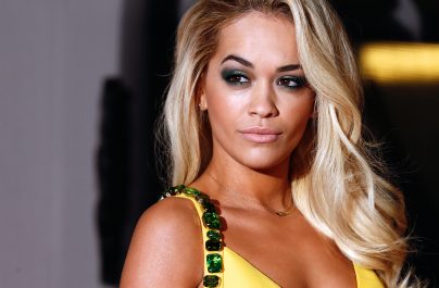 Η Rita Ora ισοφάρισε ένα κορυφαίο ρεκόρ 30 ετών