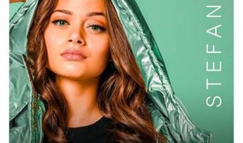 Η Στεφανία, η 17χρονη Ελληνικής καταγωγής τραγουδίστρια που μεγάλωσε στην Ολλανδία, μας παρουσιάζει το τραγούδι “SUPERG!RL” με το οποίο θα εκπροσωπήσει την Ελλάδα στην φετινή Eurovision.