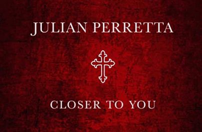 Τώρα, ο Julian Perretta μας παρουσιάζει αυτό που αναμένεται να γίνει το νέο του hit single,  το τραγούδι “Closer To You”.