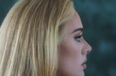 Η παγκόσμια superstar Adele επιστρέφει με την κυκλοφορία του νέου της single και video “Easy On Me”.