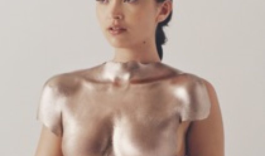 Η Joy Crookes βάζει τέλος στην αναμονή και κυκλοφορεί το πρώτο της άλμπουμ με τίτλο “Skin”.