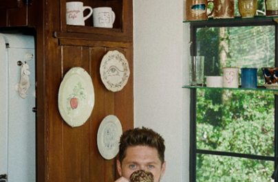 Ο Niall Horan ανακοινώνει το νέο του άλμπουμ «Dinner Party» και κυκλοφορεί το ομότιτλο single