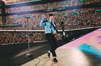 Ο Harry Styles γράφει ιστορία καταρρίπτοντας το ρεκόρ της μεγαλύτερης παραμονής στο Wembley Stadium