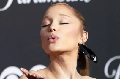 Το νέο άλμπουμ «Petal» της Ariana Grande κατακτά την κορυφή εν μέσω σχολίων για την εμφάνισή της