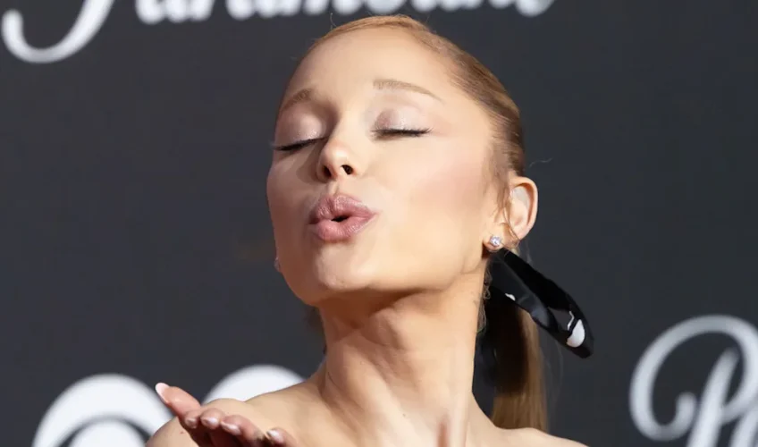 Το νέο άλμπουμ «Petal» της Ariana Grande κατακτά την κορυφή εν μέσω σχολίων για την εμφάνισή της