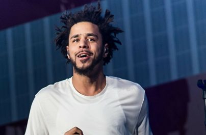 Ο J. Cole ακυρώνει τη συναυλία του στο Σακραμέντο μετά τον τραγικό θάνατο μέλους του συνεργείου του