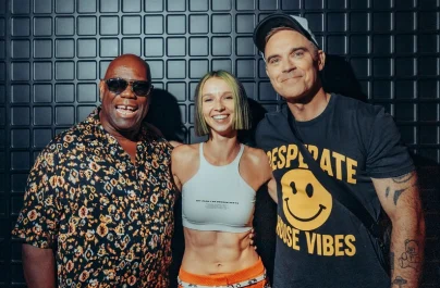 Ο Robbie Williams στη σκηνή με την Miss Monique στην Ίμπιζα για την παρουσίαση του νέου τους single