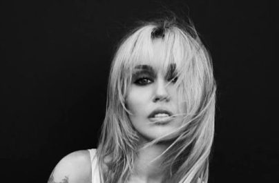 Η Miley Cyrus ανακοινώνει το νέο της άλμπουμ «Bass Persuades» και την ημερομηνία κυκλοφορίας του