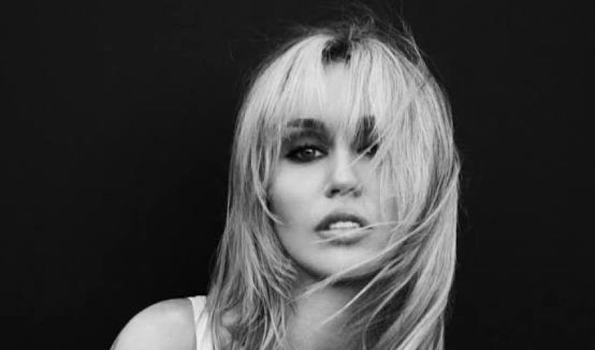 Η Miley Cyrus ανακοινώνει το νέο της άλμπουμ «Bass Persuades» και την ημερομηνία κυκλοφορίας του